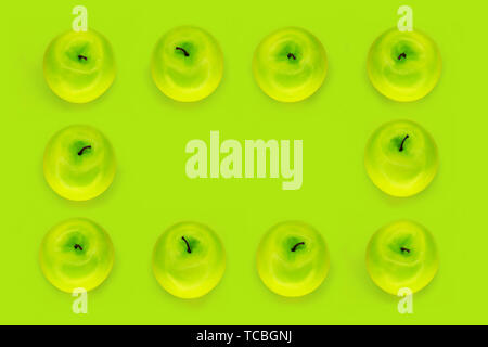 Rechteckige Rahmen der Reife saftig grüne Äpfel auf grünem Hintergrund mit Kopie Raum. Ansicht von oben. Stockfoto