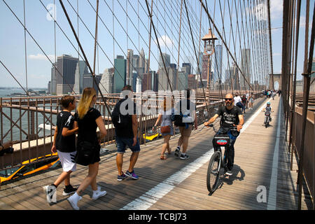 Ein Radfahrer auf der Brooklyn Bridge In New York Stockfoto