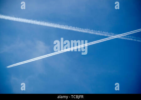 Vier motorisierten Kondensstreifen Kreuzung ein blaues Licht bewölkten Himmel über Großbritannien Stockfoto