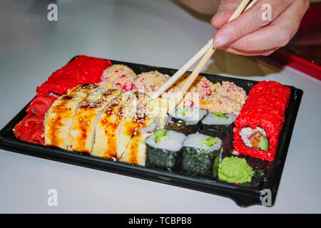 Unterschiedliche Rollen von Lachs, Aal, Garnelen und Kaviar auf einer Schiefertafel Platte. Stockfoto