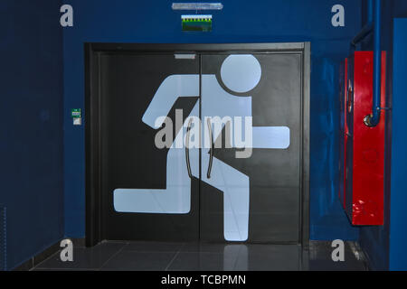 Führen Sie zum Beenden. Notausgang mit einer wilden Mann laufen Mann in die Shopping- und Entertainment Center. Stockfoto
