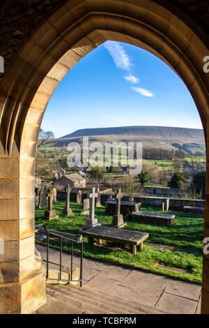 Das malerische Dorf Downham, Lancashire, in der Abendsonne, Ribble Valley, VK mit von der steinernen Torbogen Eingang von St. Leonard's Kirche Stockfoto