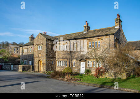 Das malerische Dorf Downham, Lancashire, in der Abendsonne, Ribble Valley, Großbritannien Europa mit traditionellen Steinhäusern und Wände Stockfoto