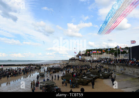 Der RAF rote Pfeile fliegen Sie über den Strand in Arromanches, in der Normandie, Nordfrankreich, während einer Feier zum 75. Jahrestag der D-Day Landungen zu gedenken. Stockfoto