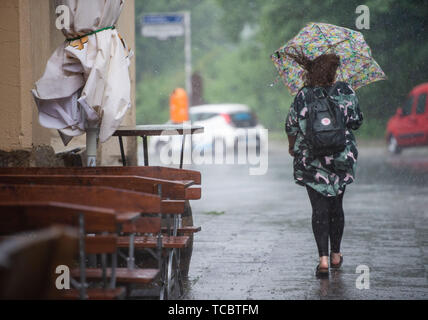 Berlin, Deutschland. 06 Juni, 2019. Eine Frau mit einem Regenschirm Spaziergänge durch den Regen. Credit: Lisa Ducret/dpa/Alamy leben Nachrichten Stockfoto