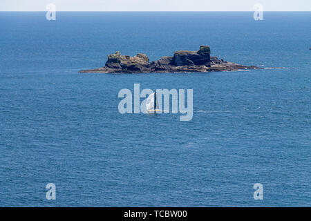 Castlehaven, West Cork, Irland, 6.Juni 2019, starke Winde und eine warme Sonne war es ein schöner Tag für die Yachten racing Vergangenheit der Hirsch Felsen vor der Küste von West Cork. Kredit aphperspective/Alamy leben Nachrichten Stockfoto