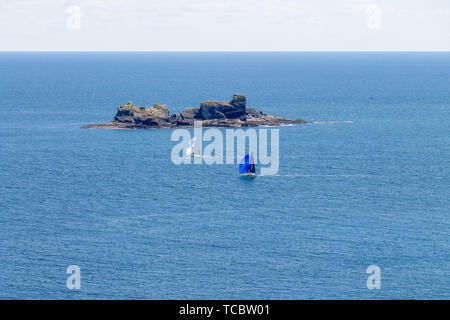 Castlehaven, West Cork, Irland, 6.Juni 2019, starke Winde und eine warme Sonne war es ein schöner Tag für die Yachten racing Vergangenheit der Hirsch Felsen vor der Küste von West Cork. Kredit aphperspective/Alamy leben Nachrichten Stockfoto