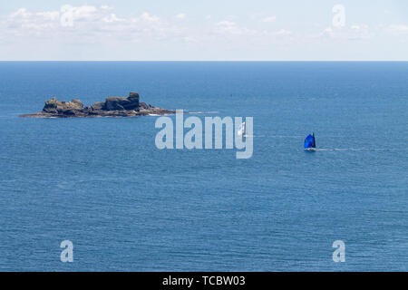 Castlehaven, West Cork, Irland, 6.Juni 2019, starke Winde und eine warme Sonne war es ein schöner Tag für die Yachten racing Vergangenheit der Hirsch Felsen vor der Küste von West Cork. Kredit aphperspective/Alamy leben Nachrichten Stockfoto