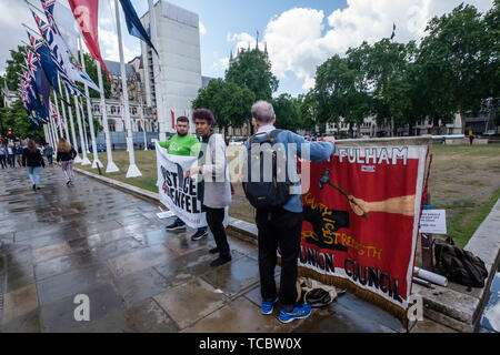 London, Großbritannien. 6. Juni 2019. Kurz vor dem zweiten Jahrestag des verheerenden Feuer, eine kleine Gruppe von Aktivisten einschließlich moyra Samuels mit Recht 4 Grenfell und Hammersith & Fulham TU Rat Banner an MP Emma Dent Coad gestellte Fragen. Versprechungen von Theresa und Kensington & Chelsea Rat an die Überlebenden wurden nicht aufbewahrt und keine Festnahmen haben über die Korruption, kriminelle Fahrlässigkeit und Mißachtung für Sicherheit, dass zu 72 Todesfällen führte. Sie für Maßnahmen der Regierung, Überlebende zu rehouse Call, klar, die durch giftige Abfälle, machen alle ähnliche Blöcke sichere und Gerechtigkeit gewährleisten. Peter Marshall / alamy Stockfoto