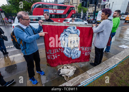 London, Großbritannien. 6. Juni 2019. Kurz vor dem zweiten Jahrestag des verheerenden Feuer, eine kleine Gruppe von Aktivisten einschließlich moyra Samuels hält die Hammersith & Fulham TU Rat banner an MP Emma Dent Coad gestellte Fragen. Versprechungen von Theresa und Kensington & Chelsea Rat an die Überlebenden wurden nicht aufbewahrt und keine Festnahmen haben über die Korruption, kriminelle Fahrlässigkeit und Mißachtung für Sicherheit, dass zu 72 Todesfällen führte. Sie für Maßnahmen der Regierung, Überlebende zu rehouse Call, klar, die durch giftige Abfälle, machen alle ähnliche Blöcke sichere und Gerechtigkeit gewährleisten. Peter Marshall / alamy Leben Nachrichten Stockfoto