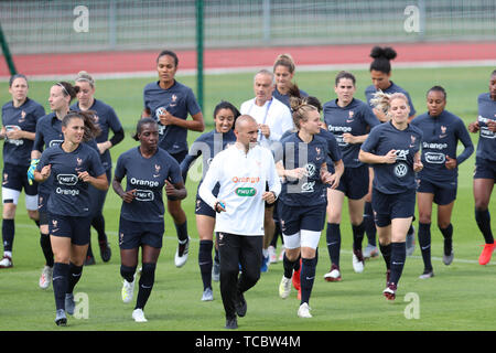 Paris, Frankreich. 6. Juni, 2019. Spieler aus Frankreich nehmen an der Schulung vor ihren Gruppenspiel am 2019 die FIFA Frauen-WM 2010 in Paris, Frankreich, 6. Juni 2019. Credit: Cheng Tingting/Xinhua/Alamy leben Nachrichten Stockfoto