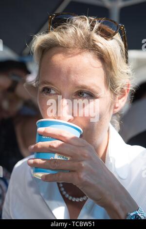 05. Juni 2019, Sachsen, Görlitz: Alice Weidel, Führer der AfD-Fraktion im Bundestag, Getränke aus einem Becher im Wahlkampf ihrer Partei. Am 16. Juni 2019, die zweite Runde der Bürgermeisterwahl findet in der Neiße Stadt nehmen. Foto: Sebastian Kahnert/dpa-Zentralbild/dpa Stockfoto