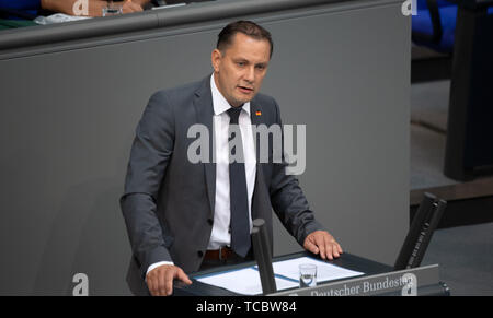 Berlin, Deutschland. 06 Juni, 2019. Tino Chrupalla (AfD), Mitglied des Europäischen Parlaments, spricht während einer Sitzung des Bundestages. Foto: Ralf Hirschberger/dpa/Alamy leben Nachrichten Stockfoto