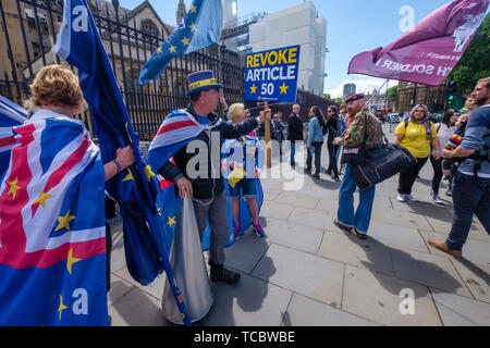 London, Großbritannien. 6. Juni 2019. Eine Brexiteer Holding eine Flagge mit "Parachute Regiment - Ich stand mit Soldat F' geht weg noch schreien Beleidigungen über Steve Bray, die mit anderen von sodem (Stand der Missachtung der Europäischen Bewegung) ist Ihre tägliche Proteste fort, während das Parlament in der Sitzung anspruchsvolle Großbritannien bleiben in der Europäischen Union. Steve hält eine top Brext" Plakat vor der ex-Soldat. Mehrere Gruppen von Touristen gestoppt, um ihre Unterstützung für sodem zu zeigen. Credit: Peter Marschall/Alamy leben Nachrichten Stockfoto