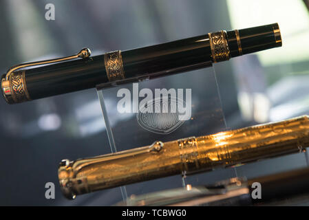 Turin, Piemont, Italien. 6. Juni, 2019. Turin, Italy-June 6, 2019: Feiern zum 100. Geburtstag von Aurora Penne, einem italienischen Pen factory Credit: Stefano Guidi/ZUMA Draht/Alamy leben Nachrichten Stockfoto