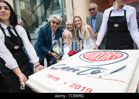 Turin, Piemont, Italien. 6. Juni, 2019. Turin, Italy-June 6, 2019: Feiern zum 100. Geburtstag von Aurora Penne, einem italienischen Pen factory Credit: Stefano Guidi/ZUMA Draht/Alamy leben Nachrichten Stockfoto