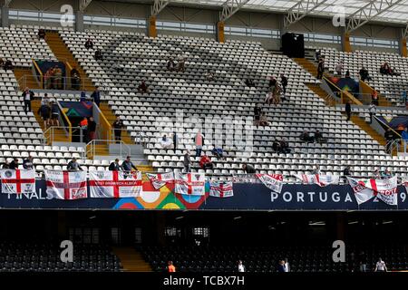 Guimaraes, Portugal. 06 Juni, 2019. Einen allgemeinen Überblick über das Estadio D. Afonso Henriques als Fans, die Fahnen vor dem UEFA Nationen League Finale zwischen den Niederlanden und England in Estadio D. Afonso Henriques am 6. Juni 2019 in Guimaraes, Portugal. (Foto von Daniel Chesterton/) Credit: PHC Images/Alamy leben Nachrichten Stockfoto