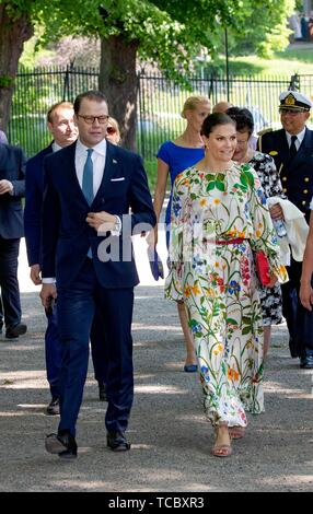 Solna, Schweden. 06 Juni, 2019. Kronprinzessin Victoria und Prinz Daniel von Schweden an Hagaparken in Solna Gemeinde nördlich von Stockholm, am Juni 06, 2019, anlässlich der Nationalen Tag der Schweden Quelle: Albert Nieboer/Niederlande/Point de Vue |/dpa/Alamy leben Nachrichten Stockfoto