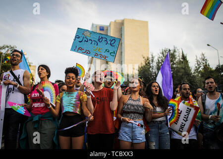 Jerusalem. 06 Juni, 2019. Die Teilnehmer halten Plakate und Parolen schreien, während die jährliche Gay Pride Parade in Jerusalem. Credit: Ilia Yefimovich/dpa/Alamy leben Nachrichten Stockfoto