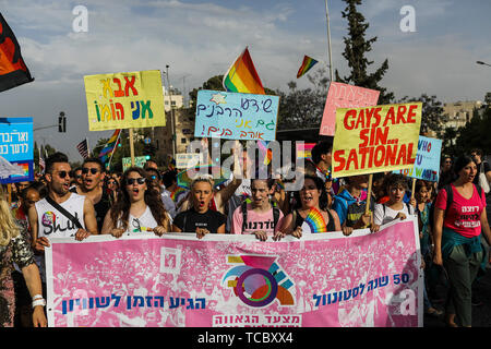 Jerusalem. 06 Juni, 2019. Die Teilnehmer halten Plakate und Banner während die jährliche Gay Pride Parade in Jerusalem. Credit: Ilia Yefimovich/dpa/Alamy leben Nachrichten Stockfoto