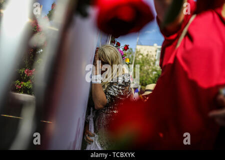 Jerusalem. 06 Juni, 2019. Teilnehmer von Jerusalems jährliche Gay Pride Parade, Blumen Shira Banki, die durch ein ultra erstochen wurde - orthodoxen Juden während der Gay Pride Parade im letzten Jahr zu gedenken. Credit: Ilia Yefimovich/dpa/Alamy leben Nachrichten Stockfoto
