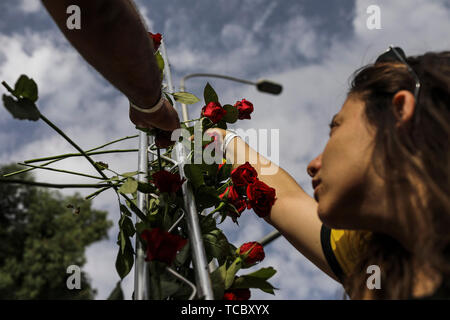 Jerusalem. 06 Juni, 2019. Teilnehmer von Jerusalems jährliche Gay Pride Parade, Blumen Shira Banki, die durch ein ultra erstochen wurde - orthodoxen Juden während der Gay Pride Parade im letzten Jahr zu gedenken. Credit: Ilia Yefimovich/dpa/Alamy leben Nachrichten Stockfoto