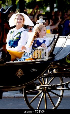 Solna, Schweden. 06 Juni, 2019. Prinzessin Estelle und Prinzessin Madeleine von Schweden, in einer Kutsche vom Königlichen Palast auf Skansen in Stockholm am Juni 06, 2019, anlässlich der Nationalen Tag der Schweden Quelle: Albert Nieboer/Niederlande/Point de Vue |/dpa/Alamy leben Nachrichten Stockfoto