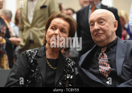 München, Deutschland. 06 Juni, 2019. Georg Baselitz, Künstler, und seine Frau Elke sitzen in der Pinakothek der Moderne nach einem Foto Session für eine Spende seiner Werke. Der Maler und Bildhauer Georg Baselitz gespendeten sechs riesige Gemälde und eine Skulptur auf die Pinakothek der Moderne in München. Credit: Felix Hörhager/dpa/Alamy leben Nachrichten Stockfoto