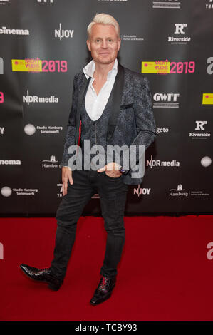 Hamburg, Deutschland. 06 Juni, 2019. Guidio Cantz, Moderator, kommt zu der Präsentation der Studio Hamburg Young Talent Award am Thalia Theater. Quelle: Georg Wendt/dpa/Alamy leben Nachrichten Stockfoto