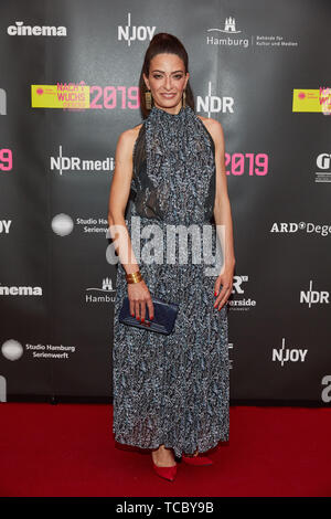 Hamburg, Deutschland. 06 Juni, 2019. Linda Zervakis, Moderator, kommt zu der Präsentation der Studio Hamburg Young Talent Award am Thalia Theater. Quelle: Georg Wendt/dpa/Alamy leben Nachrichten Stockfoto