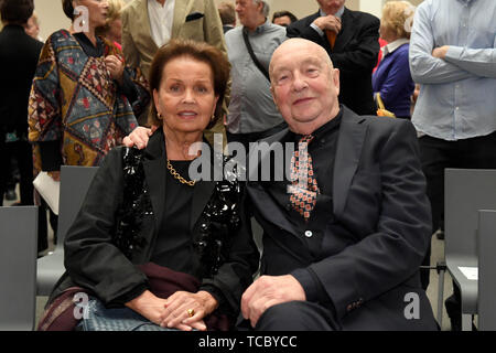 München, Deutschland. 06 Juni, 2019. Georg Baselitz, Künstler, und seine Frau Elke sitzen in der Pinakothek der Moderne nach einem Foto Session für eine Spende seiner Werke. Der Maler und Bildhauer Georg Baselitz gespendeten sechs riesige Gemälde und eine Skulptur auf die Pinakothek der Moderne in München. Credit: Felix Hörhager/dpa/Alamy leben Nachrichten Stockfoto