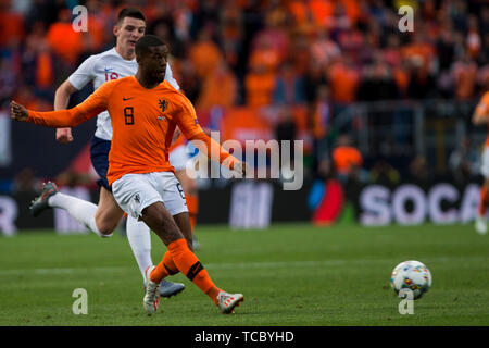 Guimaraes, Portugal. 06 Juni, 2019. UEFA Nationen League Halbfinale, Niederlande gegen England; Wijnaldum von NED passt den Ball Credit: Aktion Plus Sport Bilder/Alamy leben Nachrichten Stockfoto