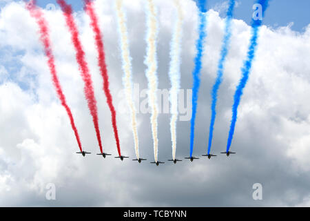 Colleville Sur Mer, Frankreich. 06 Juni, 2019. Die britische Royal Air Force Red Arrows Flugvorführung Team führt eine Überführung aus farbigen Kondensstreifen US-Präsident Donald Trump und der französische Präsident Emmanuel Längestrich für eine Gedenkfeier zum 75. Jahrestag des D-Day in der Normandie amerikanische Friedhof und Denkmal Juni 6, 2019 in Colleville-sur-Mer, Frankreich willkommen zu heißen. Tausende haben liefen auf die Normandie das 75-jährige Jubiläum der Operation Overlord, die Invasion der Alliierten im Zweiten Weltkrieg allgemein als D-Day bekannt zu gedenken. Credit: Planetpix/Alamy leben Nachrichten Stockfoto