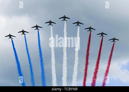 Colleville Sur Mer, Frankreich. 06 Juni, 2019. Die britische Royal Air Force Red Arrows Flugvorführung Team führt eine Überführung aus farbigen Kondensstreifen US-Präsident Donald Trump und der französische Präsident Emmanuel Längestrich für eine Gedenkfeier zum 75. Jahrestag des D-Day in der Normandie amerikanische Friedhof und Denkmal Juni 6, 2019 in Colleville-sur-Mer, Frankreich willkommen zu heißen. Tausende haben liefen auf die Normandie das 75-jährige Jubiläum der Operation Overlord, die Invasion der Alliierten im Zweiten Weltkrieg allgemein als D-Day bekannt zu gedenken. Credit: Planetpix/Alamy leben Nachrichten Stockfoto