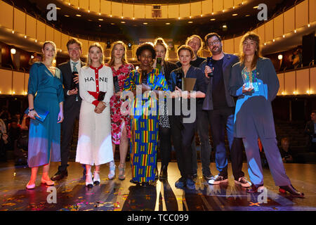 Hamburg, Deutschland. 06 Juni, 2019. Die Gewinner werden auf der Bühne des Thalia Theaters werden nach der Präsentation des Studio Hamburg Young Talent Award. Quelle: Georg Wendt/dpa/Alamy leben Nachrichten Stockfoto