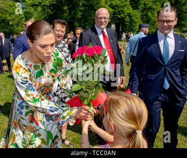 Solna, Schweden. 06 Juni, 2019. Kronprinzessin Victoria und Prinz Daniel von Schweden an Hagaparken in Solna Gemeinde nördlich von Stockholm, am Juni 06, 2019, anlässlich der Nationalen Tag der Schweden Quelle: Albert Nieboer/Niederlande/Point de Vue |/dpa/Alamy leben Nachrichten Stockfoto