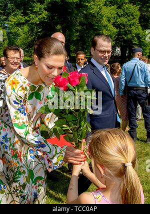 Solna, Schweden. 06 Juni, 2019. Kronprinzessin Victoria und Prinz Daniel von Schweden an Hagaparken in Solna Gemeinde nördlich von Stockholm, am Juni 06, 2019, anlässlich der Nationalen Tag der Schweden Quelle: Albert Nieboer/Niederlande/Point de Vue |/dpa/Alamy leben Nachrichten Stockfoto