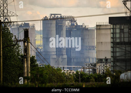 Kincardine, Fife, Großbritannien. 6. Juni, 2019. Rauch von der Flamme im Inneren des Komplexes gesehen. EMS waren im mit einer Flamme, die Sie im stillgelegten Bergwerk Longannet Power Station in der Nähe von Kincardine, Fife brach zu beschäftigen. Die Flamme begann um 14:50 Uhr BST in einer stillgelegten Kohlebunker. EMS begonnen, die Räumlichkeiten zu verlassen um 18:55 Uhr BST möglich. Credit: Stewart Kirby/SOPA Images/ZUMA Draht/Alamy leben Nachrichten Stockfoto