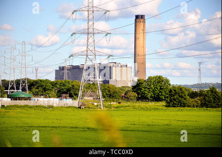 Kincardine, Fife, Großbritannien. 6. Juni, 2019. Eine allgemeine Ansicht der Produktionseinheit Longannet Power Station. EMS waren im mit einer Flamme, die Sie im stillgelegten Bergwerk Longannet Power Station in der Nähe von Kincardine, Fife brach zu beschäftigen. Die Flamme begann um 14:50 Uhr BST in einer stillgelegten Kohlebunker. EMS begonnen, die Räumlichkeiten zu verlassen um 18:55 Uhr BST möglich. Credit: Stewart Kirby/SOPA Images/ZUMA Draht/Alamy leben Nachrichten Stockfoto