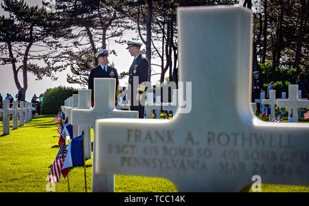 Pointe du Hoc, Frankreich. 06 Juni, 2019. Us-Nay Master Chief Petty Officer der Marine Russell Smith, Links, und Leiter der Marineoperationen Adm. John Richardson besuchen Sie die Normandie amerikanische Friedhof zum Jahrestag des D-Day Invasion Juni 6, 2019 in Pointe du Hoc, Normandie, Frankreich. Tausende haben liefen auf die Normandie das 75-jährige Jubiläum der Operation Overlord, die Invasion der Alliierten im Zweiten Weltkrieg allgemein als D-Day bekannt zu gedenken. Credit: Planetpix/Alamy leben Nachrichten Stockfoto