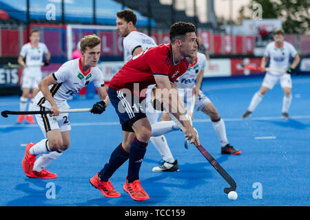 London, Vereinigtes Königreich. 06 Jun, 2019. Phil Roper von Wimbledon (GBR) (Mitte) während FIH-Pro League Match zwischen England vs Deutschland (Männer) an Lea Valley Hockey und Tennis Center am Donnerstag, Juni 06, 2019 in London, England. (Nur redaktionelle Nutzung, eine Lizenz für die gewerbliche Nutzung erforderlich. Keine Verwendung in Wetten, Spiele oder einer einzelnen Verein/Liga/player Publikationen.) Credit: Taka G Wu Credit: Taka Wu/Alamy leben Nachrichten Stockfoto