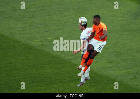 Guimaraes, Portugal. 6. Juni, 2019. GUIMARAES, PORTUGAL - 6 Juni: Denzel Dumfries der Niederlande (R) Mias mit Ben Chilwell von England während der UEFA Nationen League Halbfinale Fußball-Länderspiel Niederlande gegen England, im Dom Afonso Henriques Stadium in Guimaraes, Portugal, am 6. Juni 2019. Credit: Pedro Fiuza/ZUMA Draht/Alamy leben Nachrichten Stockfoto