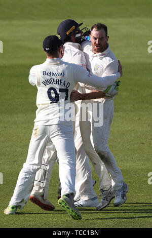 CHESTER LE Street, Durham, England 6.Juni feiern Sieg am vierten Tag des Specsavers County Championship Division 2 Übereinstimmung zwischen Durham County Cricket Club und Derbyshire County Cricket Club Emirates Riverside, Chester Le Street am Donnerstag, 6 2019. (Credit: Mark Fletcher | MI Nachrichten) Credit: MI Nachrichten & Sport/Alamy leben Nachrichten Stockfoto