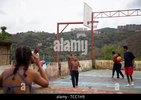 Caracas, Venezuela. 6. Juni, 2019. Petare ist der größte Slum in Caracas Venezuela. Kinder spielen Basketball. Credit: Allison Abendessen/ZUMA Draht/Alamy leben Nachrichten Stockfoto