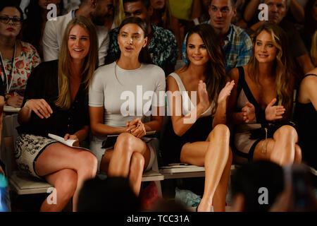 MIAMII STRAND, FL - Juli 19: Modelle Julie Henderson, Irina Shayk, Christine Teigen, Hannah Davis, und Nina Agdal am Strand Bunny zeigen während der Mercedes-Benz Fashion Week Swim 2014 Cabana Grande im Raleigh am 19. Juli 2013 in Miami, Florida. Personen: Julie Henderson, Irina Shayk, Chrissy Teigen, Hannah Davis Credit: Stürme Media Group/Alamy leben Nachrichten Stockfoto