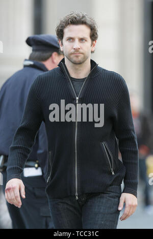 Manhattan, Vereinigten Staaten von Amerika. 03 Apr, 2010. NEW YORK - April 03: Bradley Cooper ist am Set von "Die dunklen Felder'' in der Innenstadt von Manhattan am April 3, 2010 in New York City. Personen: MNC 1 Credit: Stürme Media Group/Alamy leben Nachrichten Stockfoto