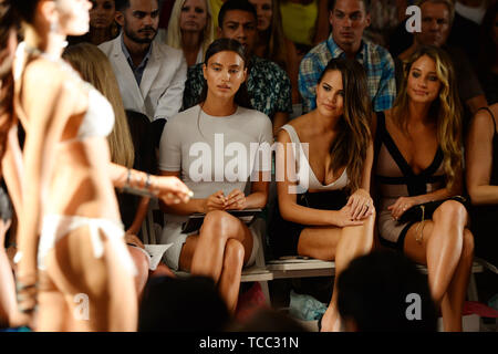 MIAMII STRAND, FL - Juli 19: Modelle Julie Henderson, Irina Shayk, Christine Teigen, Hannah Davis, und Nina Agdal am Strand Bunny zeigen während der Mercedes-Benz Fashion Week Swim 2014 Cabana Grande im Raleigh am 19. Juli 2013 in Miami, Florida. Personen: Julie Henderson, Irina Shayk, Chrissy Teigen, Hannah Davis Credit: Stürme Media Group/Alamy leben Nachrichten Stockfoto