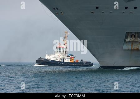 Kiel, Deutschland. 05 Juni, 2019. 05.06.2019, den großen DropShip Juan Carlos I in den Kieler Hafen an der jährlichen Manover BALTOPS nehmen. Es ist mit einer Länge von 236,5 m das Flaggschiff der spanischen Marine. Es ist, als ein amphibisches Schiff, sowie eine leichte Flugzeugträger für die McDonnell Douglas AV-8B Harrier II. Der Fehler mit einem Tauziehen. | Verwendung der weltweiten Kredit: dpa/Alamy leben Nachrichten Stockfoto