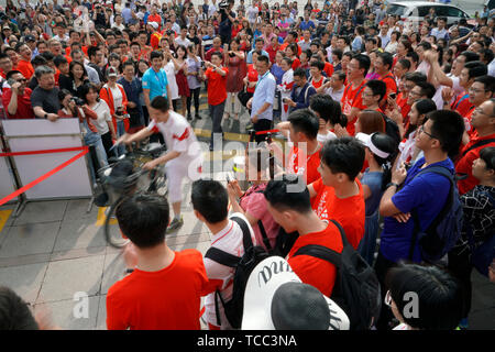 Peking, China. 7. Juni 2019. Menschen aufzumuntern, für prüflinge an der High School angeschlossen zu Renmin-universität von China in Peking, der Hauptstadt von China, 7. Juni 2019. Die nationalen College Aufnahmeprüfung, oder gaokao, begann Freitag in diesem Jahr. Credit: Shen Bohan/Xinhua/Alamy leben Nachrichten Stockfoto