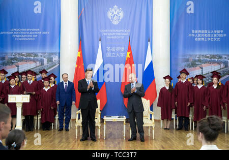 St. Petersburg, Russland. 6. Juni, 2019. Der chinesische Präsident Xi Jinping besucht eine Zeremonie, bei der er die Ehrendoktorwürde von der Russischen Staatlichen Universität St. Petersburg in St. Petersburg, Russland, 6. Juni 2019 vergeben wird. Der russische Präsident Wladimir Putin nahmen an der Preisverleihung. Credit: Wang Ye/Xinhua/Alamy leben Nachrichten Stockfoto